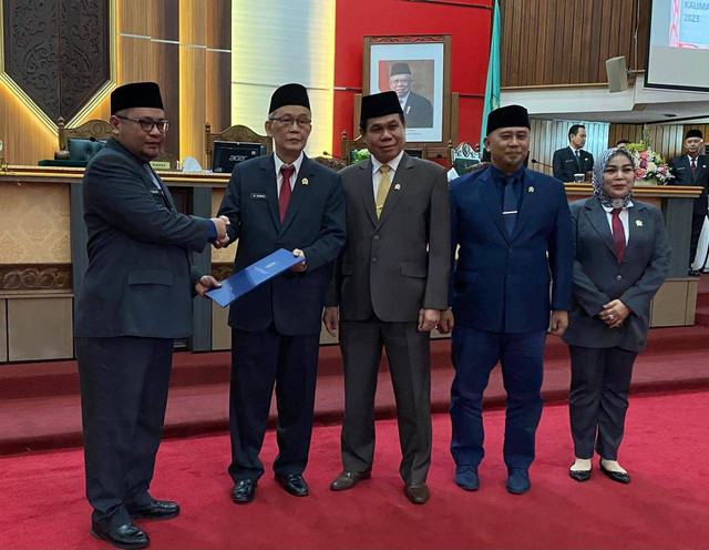 DPRD Kalbar menyerahkan rekomendasi terhadap LKPJ Gubernur Kalbar. Foto: Yulia Ramadhiyanti/Hi!Pontianak