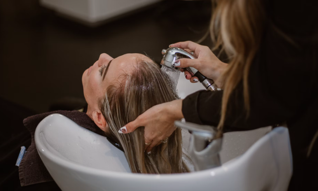 Salon di bandung indah plaza. Foto hanya ilustrasi, bukan tempat sebenarnya.Sumber: Unsplash/Lindsay Cash