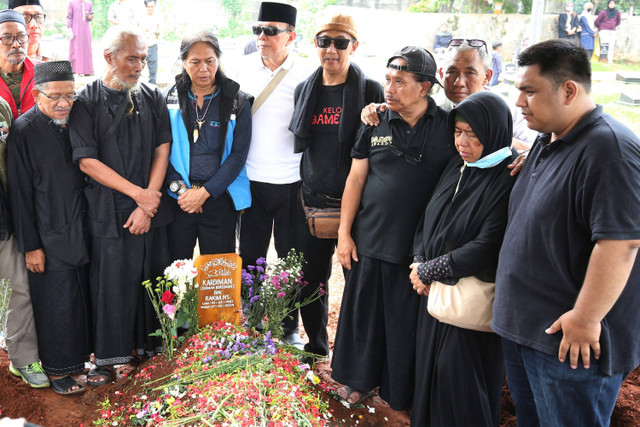 Sejumlah keluarga dan kerabat menghadiri pemakaman aktor senior Dorman Borisman di TPU Susukan, Ciracas, Jakarta, Rabu, (8/5/2024). Foto: Agus Apriyanto