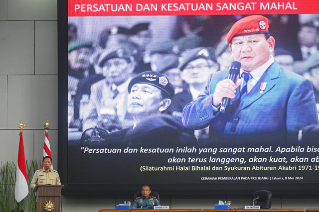 Sekretaris Jenderal Kementerian Pertahanan Marsdya TNI (Purn) Donny Ermawan Taufanto (kiri) disaksikan oleh Komandan Kodiklat TNI Laksamana Madya TNI Maman Firmansyah (kanan) memberikan ceramah pembekalan Program Kegiatan Bersama (PKB) Kejuangan 2024 Foto: ANTARA FOTO/ Rivan Awal Lingga