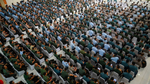 Peserta mengikuti pembekalan Program Kegiatan Bersama (PKB) Kejuangan 2024 di Sekolah Staf dan Komando Angkatan Laut (Seskoal), Cipulir, Jakarta, Rabu (8/5/2024). Foto: ANTARA FOTO/ Rivan Awal Lingga