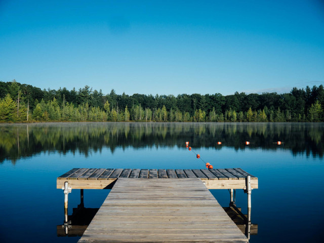 Telaga Biru Cicerem. Foto Hanya Ilustrasi, Bukan Tempat Sebenarnya. Sumber Unsplash Aaron Burden