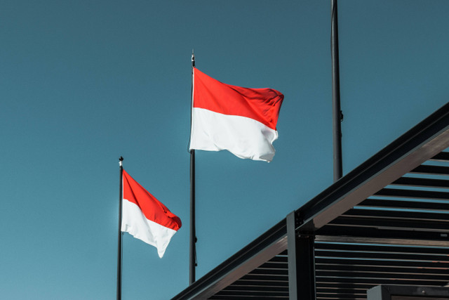 Ilustrasi perbedaan bendera Indonesia dan Monako. Unsplash.com/Jannis-Lucas