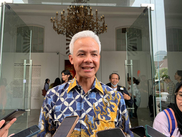 Ganjar Pranowo mengunjungi pameran Butet Kertaredjasa di Galeri Nasional, Jakarta, Rabu (8/5). Foto: Paulina Herasmaranindar/kumparan