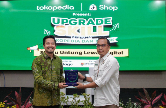 Head of Communications Tokopedia, Aditia Grasio Nelwan bersama Dinas Koperasi dan UMKM Kota Semarang dalam pelatihan UMKM bertajuk 'Upgrade Skill bersama Tokopedia dan TikTok: Selalu Untung Lewat Digital' di Gedung Balai Kota Semarang, (8/5/2024) Foto: Dok Tokopedia