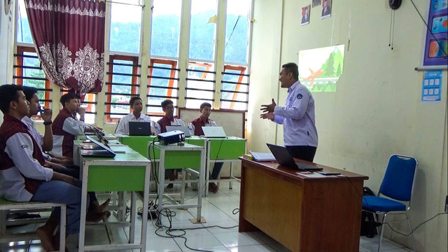 Foto diambil saat pelaksanaan pembelajaran di dalam kelas oleh Andrika Rizal Arlovi, S.Pd., Gr.