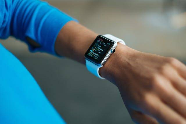 Smartwatch terbaik harga 1 jutaan bisa menjadi pilihan menarik bagi pengguna yang menginginkan jam pintar dengan fitur canggih. Foto: Pexels.com