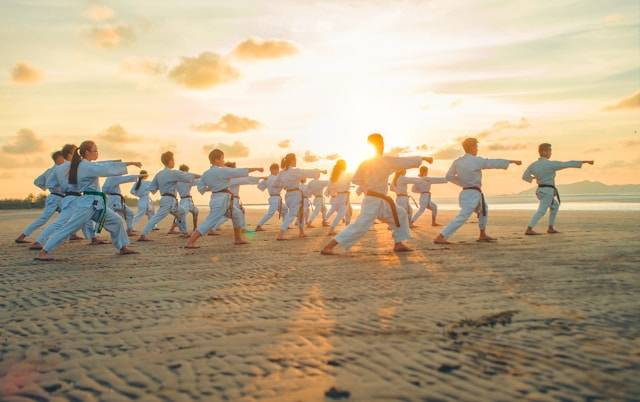 Ilustrasi perlengkapan karate yang diperlukan. Foto: Thao Lee/Unsplash