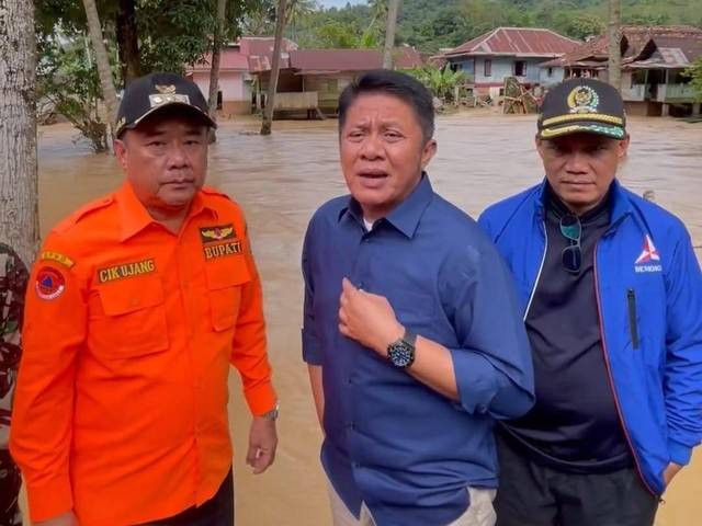 Herman Deru bersama Cik Ujang saat menjabat Gubernur Sumsel dan Bupati Lahat ketika meninjau banjir di Lahat, Foto : Istimewa