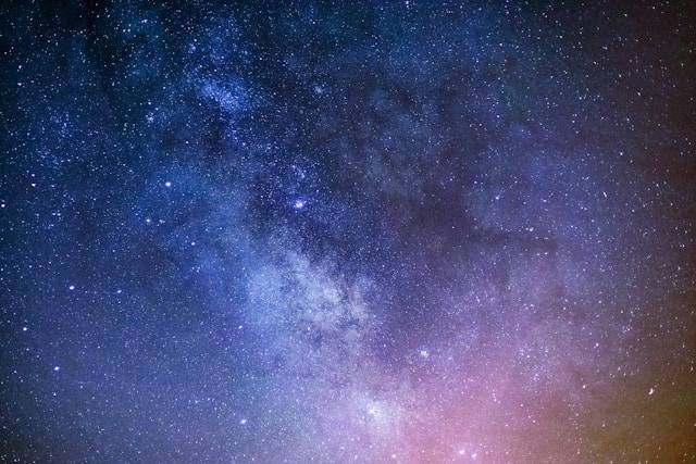Ilustrasi Mengapa Bintang Memiliki Warna yang Berbeda-beda. Foto: dok. Unsplash/Andy Holmes