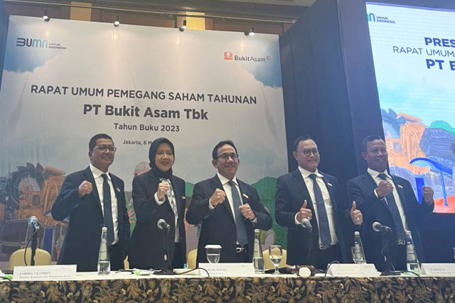 Jajaran Direksi PT Bukit Asam Tbk (PTBA) dalam konferensi pers Rapat Umum Pemegang Saham Tahunan Tahun Buku 2023, Rabu (8/5/2024).  Foto: Ghinaa Rahmatika/kumparan