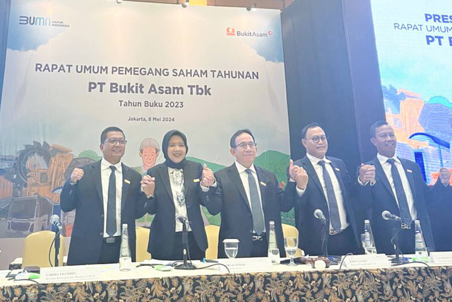 Jajaran Direksi PT Bukit Asam Tbk (PTBA) dalam konferensi pers Rapat Umum Pemegang Saham Tahunan Tahun Buku 2023, Rabu (8/5/2024).  Foto: Ghinaa Rahmatika/kumparan