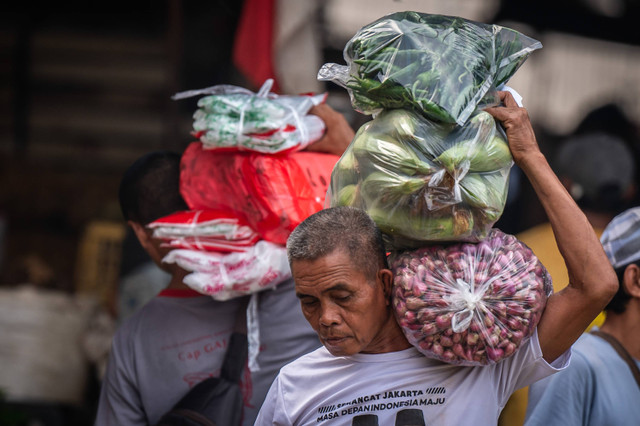 Seroang warga memanggul lombok, jagung dan bawang di Pasar Induk Kramat Jati, Jakarta, Rabu (8/5/2024). Foto: Bayu Pratama S/ANTARA FOTO