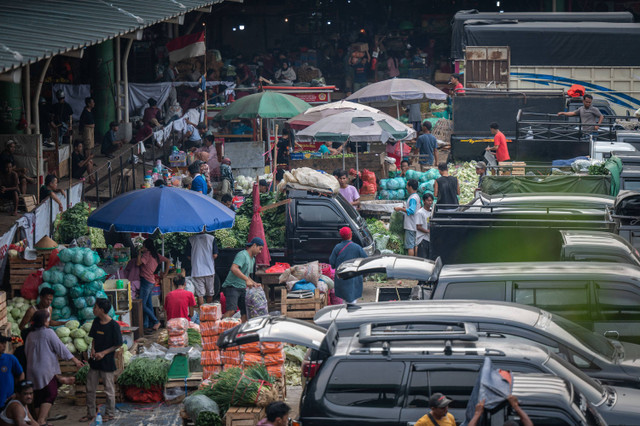 Sejumlah pedagang malayani pembeli di Pasar Induk Kramat Jati, Jakarta, Rabu (8/5/2024). Foto: Bayu Pratama S/ANTARA FOTO