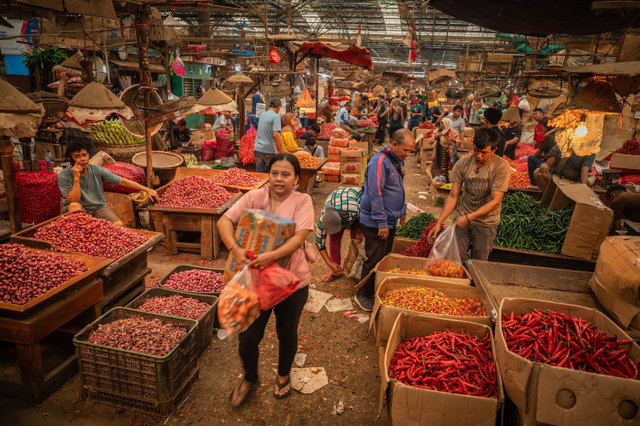 Sejumlah pedagang malayani pembeli di Pasar Induk Kramat Jati, Jakarta, Rabu (8/5/2024). Foto: Bayu Pratama S/ANTARA FOTO