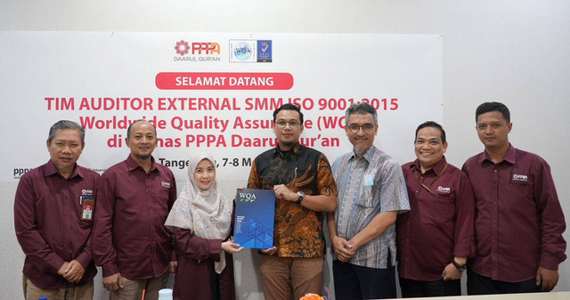 Jajaran direksi dan manajemen Laznas PPPA Daarul Qur'an menerima simbolis rekomendasi Sertifikasi ISO 9001:2015 yang keempat kalinya.