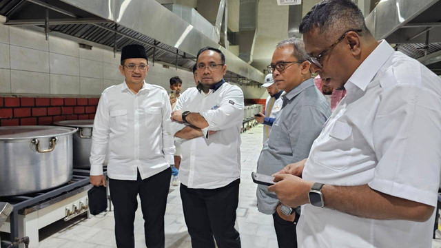 Menag Yaqut Cholil Qoumas meninjau dapur penyedia katering di Makkah, Arab Saudi. Foto: Kemenag RI