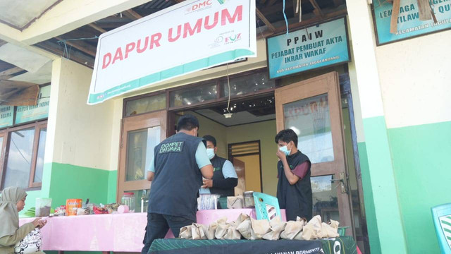 Disaster Management Center (DMC) dan Dompet Dhuafa Sulawesi Utara distribusikan makanan siap santap kepada penyintas mandiri di Desa Balehumara, Kecamatan Tagulandang, Kabupaten Siau Tagulandang Biaro pada Selasa (07/05/2024).