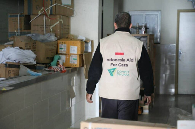 Dompet Dhuafa telah menyalurkan bantuan medis yang merupakan amanah donasi dari Deca Group. Bantuan ini berupa pasokan medis yang disalurkan kepada Rumah Sakit Kamal Adwan, Gaza Utara pada Rabu (10/1/2024). Berkat bantuan tersebut, setidaknya sebanyak 2.250 jiwa telah menerima manfaatnya. Langkah konkret ini menjadi harapan bagi banyak orang yang membutuhkan akses terhadap perawatan medis yang memadai di tengah-tengah situasi krisis yang berkepanjangan di Gaza.