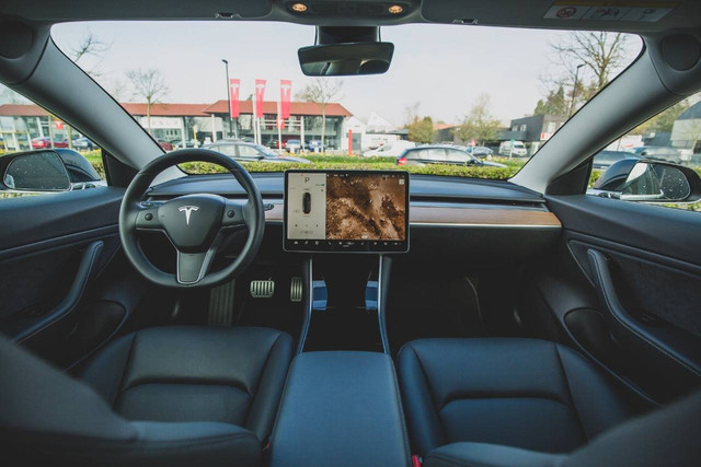 Interior Mobil Listrik (sumber: unsplash.com)
