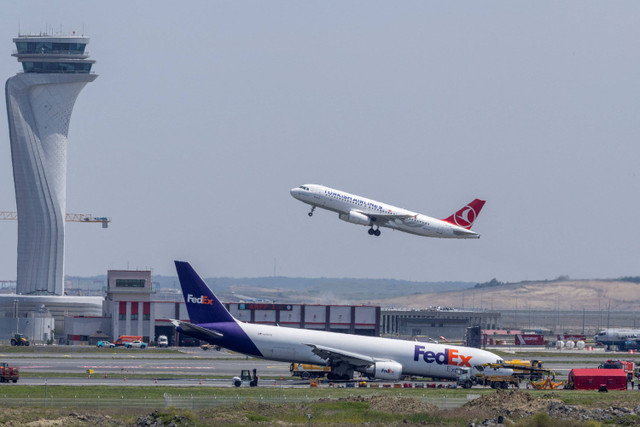 Pesawat kargo FedEx Airlines Boeing 767 BA.N mendarat di Bandara Istanbul tanpa menggunakan roda pendaratan depannya tetapi berhasil tetap berada di landasan, Rabu (8/5/2024). Foto: Umit Bektas / REUTERS