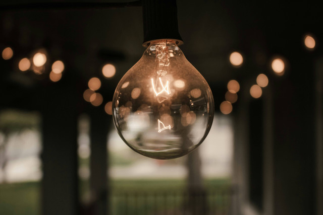  Ilustrasi Penemu Lampu, Foto Unsplash/Dallas Reedy