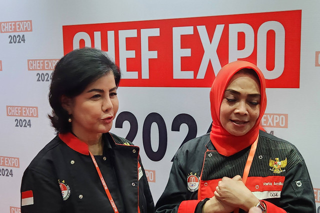 Mama Rieta Amilia dan Desiree Tarigan 'Mamitoko' saat pembukaan Chef Expo 2024 di Jiexpo Kemayoran, Jakarta (8/5/2024). Foto: Azalia Amadea/Kumparan