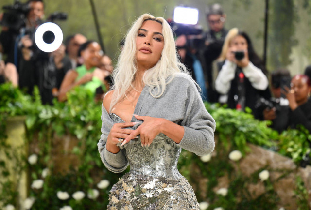 Kim Kardashian pakai korset ketat di Met Gala 2024. Foto: AFP/Angela Weiss