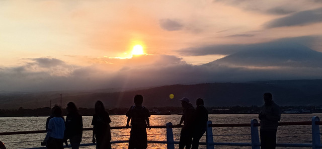 Potret keindahan sunset  dari Pelabuhan Gilimanuk,Bali ( Sumber Gambar: Dokumentasi Penulis)