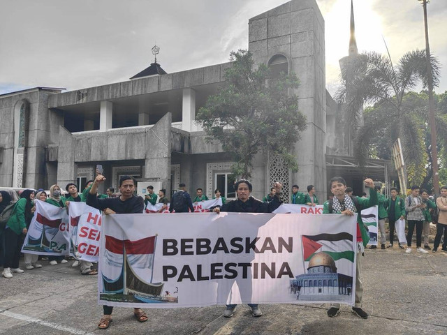 Aksi solidaritas sivitas akademika Universitas Andalas dimulai dari Masjid Kampus Nurul Ilmi di Kampus Utama Limau Manis, Padang, Sumatera Barat. Foto: Penulis.