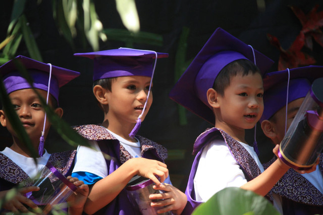 Ilustrasi tema wisuda TK. Sumber: Unsplash/Mufid Majnun