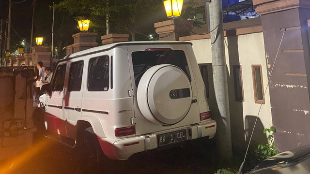 Mercedes-Benz G63 AMG yang pengemudinya ugal-ugalan lalu nabrak di Kota Medan pada Rabu malam (8/5/2024). Foto: Dok. Istimewa