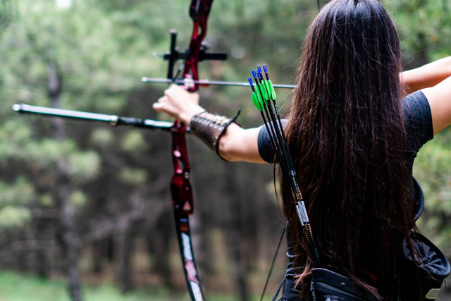 Ilustrasi orang yang sedang memanah (sumber : https://www.freepik.com/free-photo/athletic-female-aiming-with-bow-arrow-towards-trees_17246519.htm#fromView=search&page=1&position=15&uuid=3d9d8772-3a08-4ea3-8988-1769190caecd)