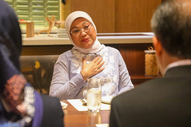 Menaker Ida Fauziyah dalam pertemuan dengan Konsul Jenderal RI untuk Hong Kong dan Makau, Yul Edison, di Makau, Rabu (8/5/2024). Foto: Dok. Kemnaker