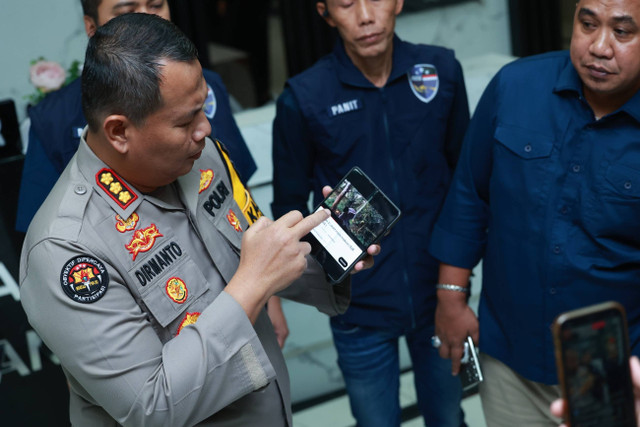 Kabid Humas Polda Jatim, Kombes Pol Dirmanto, menunjukkan film pendek Guru Tgas, Rabu (8/5/2024). Foto: Dok. Istimewa