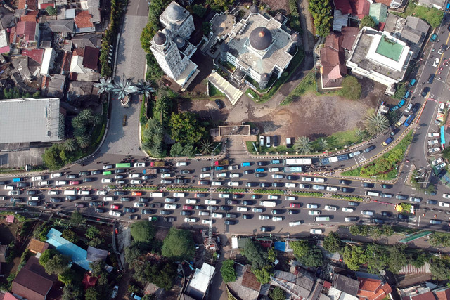 Foto udara kepadatan kendaraan menuju jalur Puncak, Gadog, Kabupaten Bogor, Jawa Barat, Kamis (9/5/2024). Foto: Yulius Satria Wijaya/ANTARA FOTO