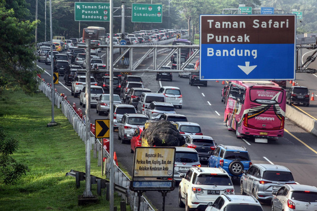 Kepadatan kendaraan menuju jalur Puncak, Gadog, Kabupaten Bogor, Jawa Barat, Kamis (9/5/2024). Foto: Yulius Satria Wijaya/ANTARA FOTO