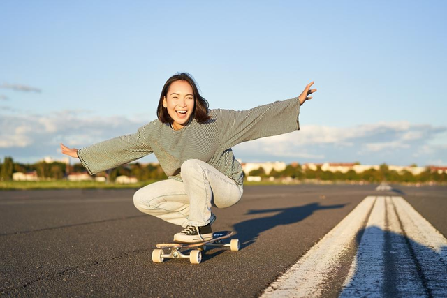 Ilustrasi anak muda yang bahagia karena bisa wujudkan mimpinya. Foto: Shutterstock