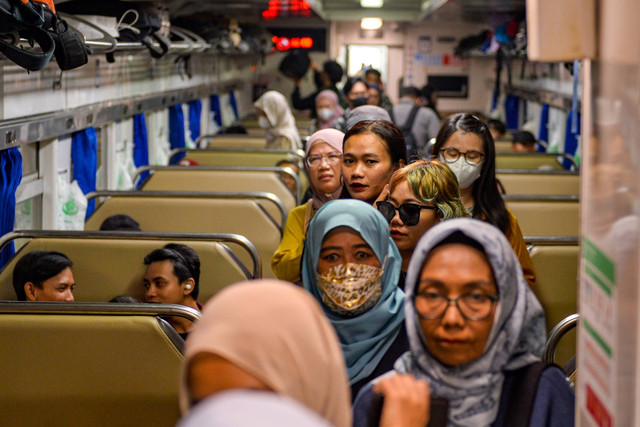 Penumpang keluar gerbong di Stasiun Bandung, Jawa Barat, Kamis (9/5/2024). Foto: Raisan Al Farisi/ANTARA FOTO