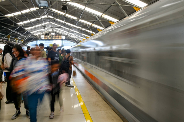 Sejumlah penumpang kereta di Stasiun Bandung, Jawa Barat, Kamis (9/5/2024). Foto: Raisan Al Farisi/ANTARA FOTO