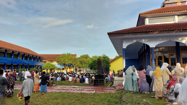 Suasana sebelum Sholat Eid berlangsung, di Lapangan SMP Muhammadiyah Bumiayu (10/04/2024) Dok. Pribadi.