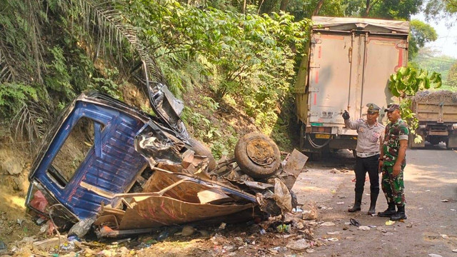 Suzuki Carry pikap yang hancur usai ditabrak truk tronton di Cipatat, Kabupaten Bandung Barat, Kamis (9/5/2024). Foto: Dok. Istimewa
