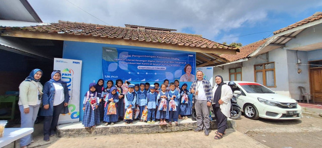 PT Permodalan Nasional Madani (PNM) melalui program Pengembangan Kapasitas Usaha (PKU), Jasa Manajemen TJSL (JMT), dan BRI memberikan pelatihan kepada nasabah dalam rangka memperingati Hari Bumi yang jatuh setiap 22 April. Foto: dok. PNM