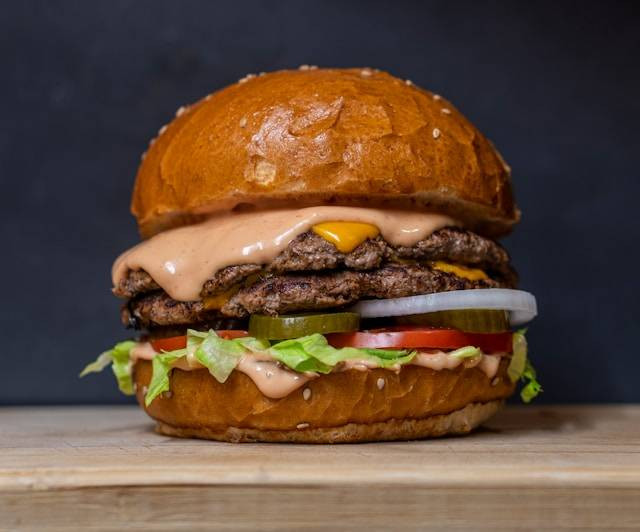Burger terenak di dunia. Foto hanyalah ilustrasi. Sumber: Unsplash/amirali mirhashemian