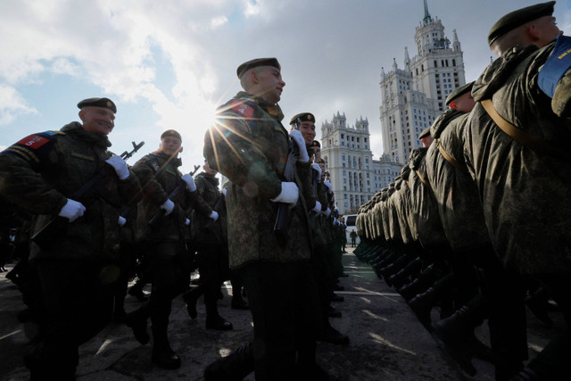 Anggota militer Rusia berbaris sebelum parade militer pada Hari Kemenangan, yang menandai peringatan 79 tahun kemenangan atas Nazi Jerman dalam Perang Dunia Kedua, di pusat kota Moskow, Rusia (9/5/2024). Foto: Shamil Zhumatov/REUTERS