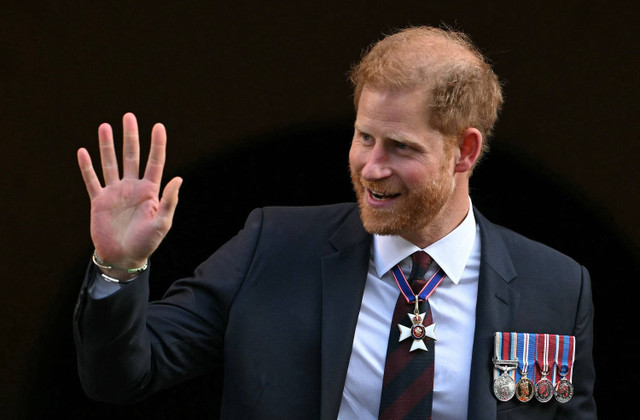 Pangeran Harry, Duke of Sussex dari Inggris melambai saat dia pergi setelah menghadiri upacara peringatan 10 tahun Invictus Games, di Katedral St Paul di pusat kota London (8/5/2024). Foto: JUSTIN TALLIS/AFP