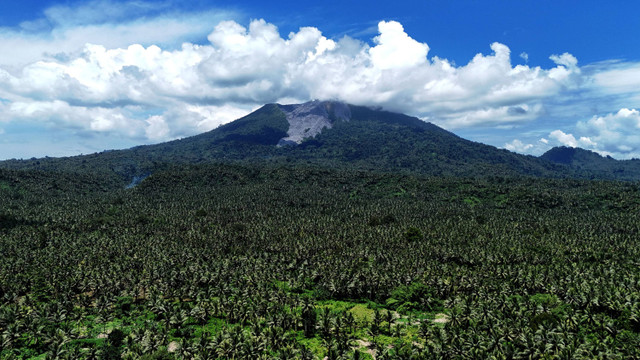 Foto udara kondisi Gunung Ibu pasca erupsi yang terlihat dari Desa Tokuoko Kabupaten Halmahera Barat, Maluku Utara, Kamis (9/5/2024). Foto: Andri Saputra/ANTARA FOTO