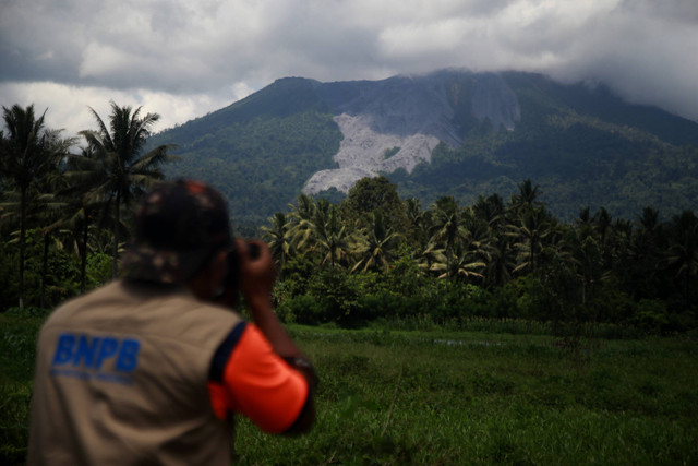Petugas BNPB memotret kondisi Gunung Ibu pasca erupsi?yang terlihat dari Desa Tokuoko Kabupaten Halmahera Barat, Maluku Utara, Kamis (9/5/2024). Foto: Andri Saputra/ANTARA FOTO