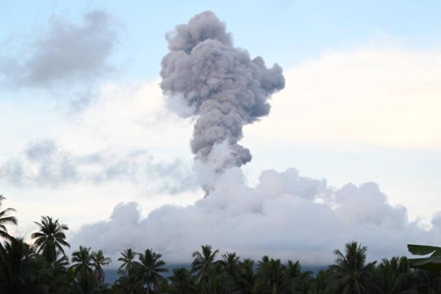Erupsi Gunung Ibu di Kabupaten Halmahera Barat, Maluku Utara, Kamis (9/5/2024). Foto: Dok X @ PVMBG
