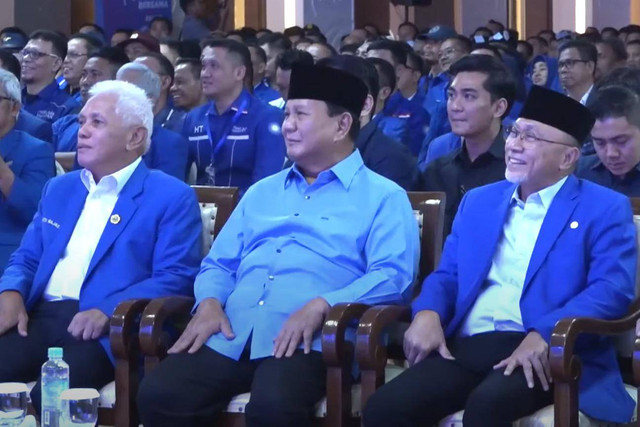 Prabowo Subianto (tengah) bersama Zulkifli Hasan (kanan) saat Rakornas Pilkada PAN di Hotel JS Luwansa, Jakarta Selatan, Kamis (9/5/2024). Foto: Dok Youtube PAN TV